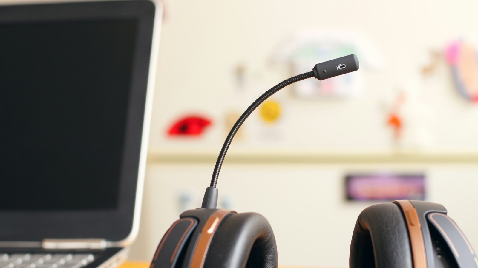 Headset naast een laptop op een klantenservice-werkplek